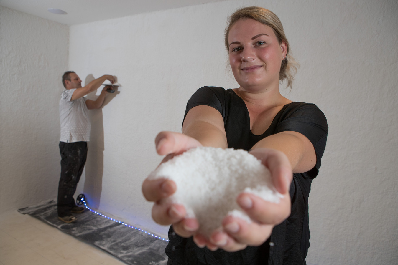 Kilo's zout heeft Rob Hulsebos de afgelopen dagen op de wanden van de eerste zoutkamer van Salland aangebracht. De komende weken wordt de ruimte afgewerkt en moet er nog een laag van vijf centimeter zout op de vloer komen. Medio oktober openen Rob en dochter Kashley Zoutkamer Salland.