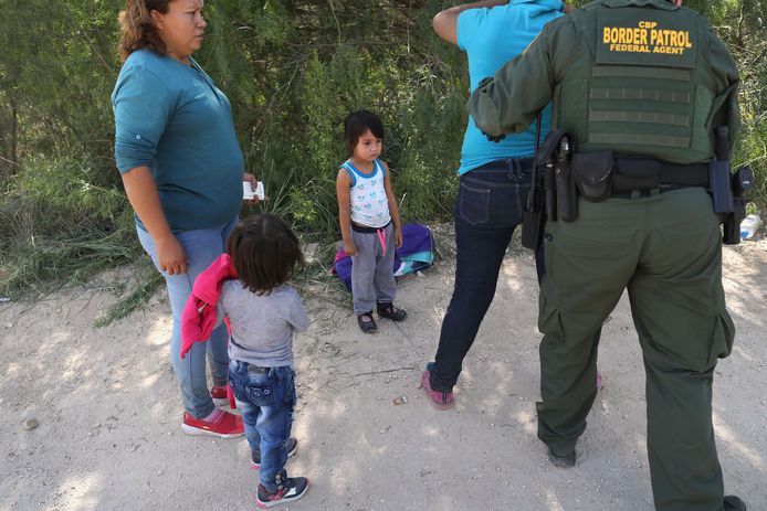 Een familie wordt gefouilleerd aan de Mexicaans-Amerikaanse grens.