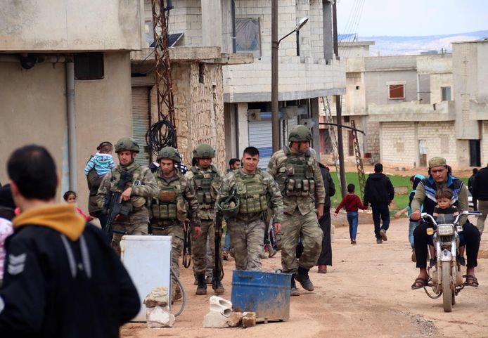 Turkse soldaten patrouilleren door de Syrische plaats Ram Hamdan, ten noorden van Idlib.