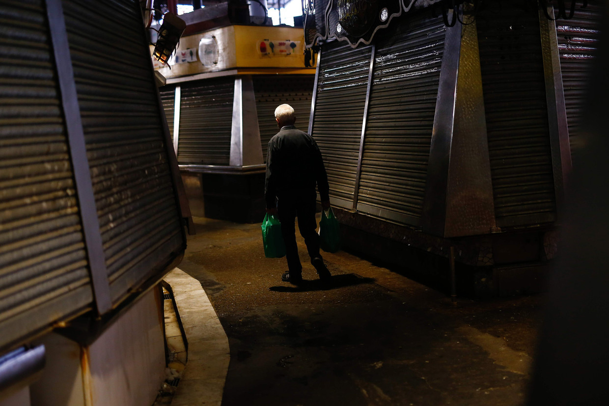 De normaal drukke Boqueria markt, is nu uitgestorven door de maatregelen die de overheid heeft genomen tegen het coronavirus. 
 Beeld AFP