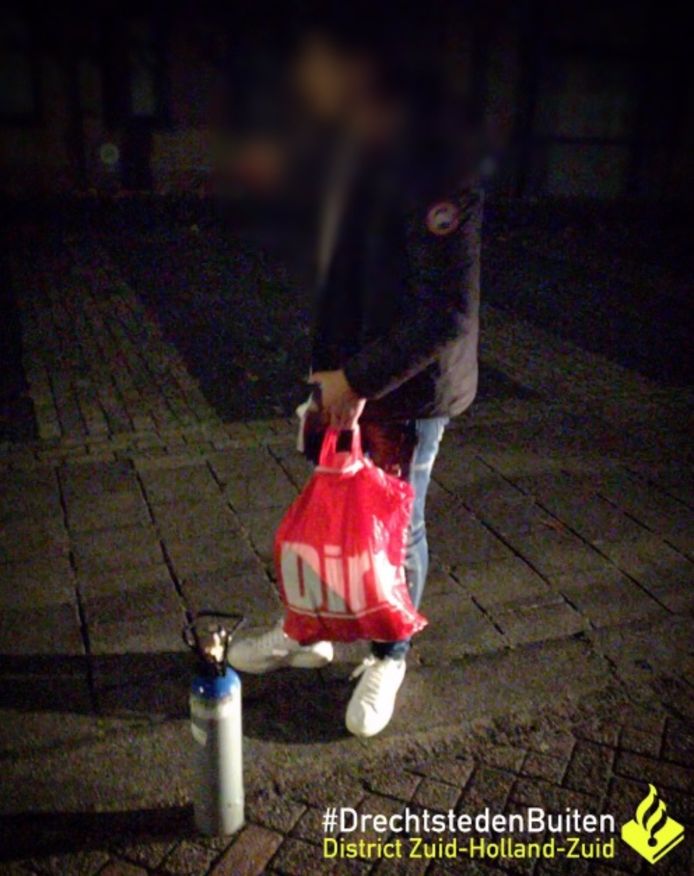 De politie heeft na het evenement Paradise City in Sliedrecht een fles lachgas in beslag genomen.