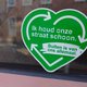 ‘Nudging’ blijkt effectief: straatafval verdwijnt door stickers, bordjes en binding met de buurt