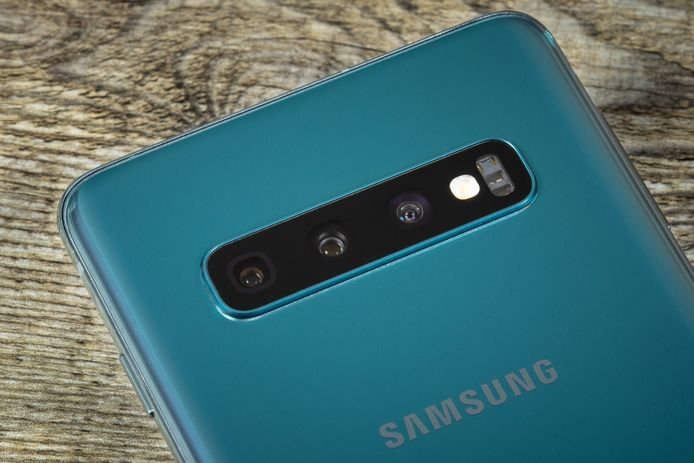 De camera van de Samsung Galaxy S10 van naderbij bekeken.