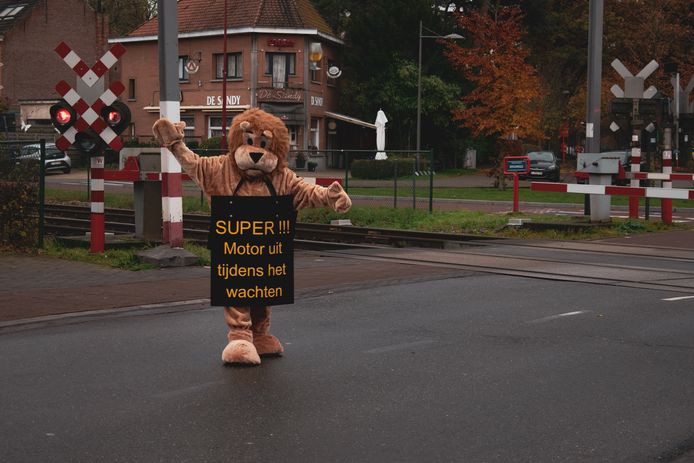 N-VA Kalmthout voerde campagne aan de gesloten spooroverweg.
