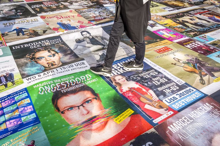 De culturele sector protesteert in Den Haag tegen de gevolgen van de coronacrisis voor de culturele sector met een loper gemaakt van posters van alle geannuleerde voorstellingen en concerten.  Beeld ANP