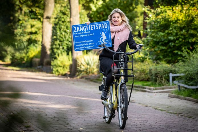 Zangcoach Anke Engelbertink nam het initiatief voor het Zangfietspad.