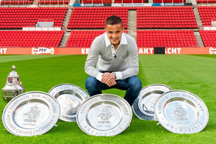 Ibrahim Afellay poseert met de prijzen die hij bij PSV won.