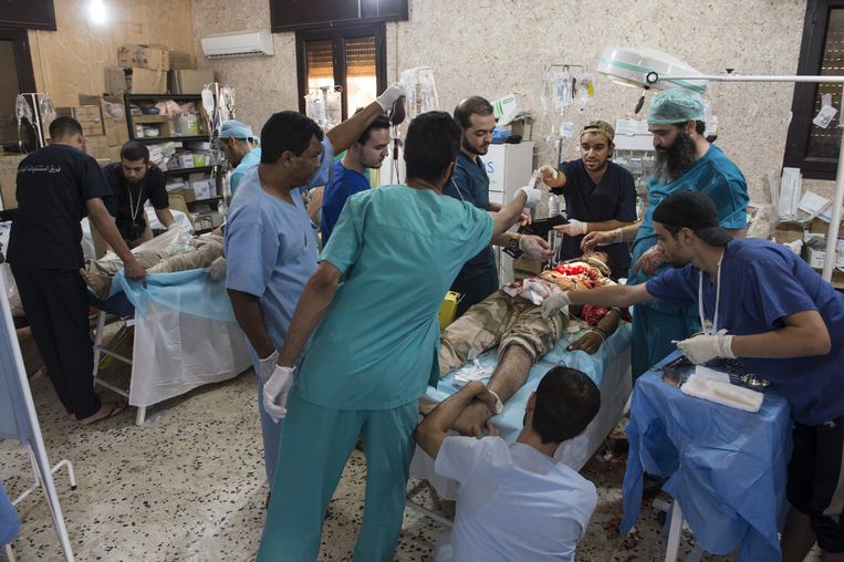 Artsen in het veldhospitaal van Sirte vechten voor het leven van Hamsa Bin Nasser, die een scherf van een mortiergranaat door zijn aorta heeft gekregen. Hij zal het overleven. Beeld  