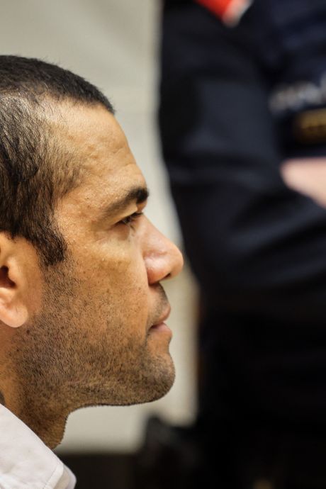 Dani Alves libéré de prison moyennant une caution d’un million d’euros: “Une justice pour les riches”