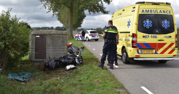 Motorrijder zonder rijbewijs onderuit, politie neemt motor van vriend in beslag .