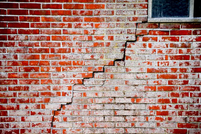 Scheur in de muur in het aardbevingsgebied in de provincie Groningen