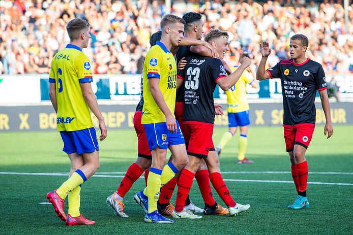 Spelers van Excelsior (in het zwart/rood) vieren de 0-2, spelers van Cambuur balen.