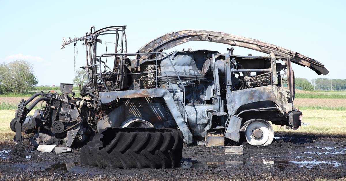 Landbouwvoertuig verwoest door brand in Waardenburg: rook tot in Tiel te zien - BD.nl