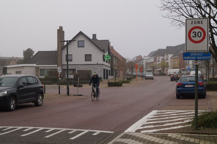 Een groot deel van de Tieltstraat is zone dertig, maar weinig chauffeurs respecteren dat