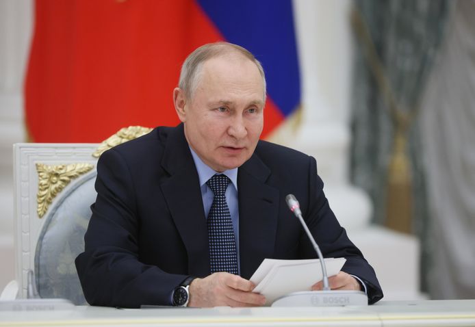 De Russische president Vladimir Poetin tijdens een vergadering met vertegenwoordigers van de lokale luchtvaartindustrie.