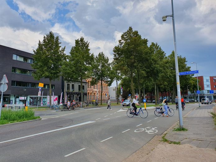 De Oude Vest in Breda, bij de ingang van de Molenstraat. Auto's rijden hier straks alleen nog aan de rechterzijde. Links komt dan een apart fietspad te liggen in een groenstrook.