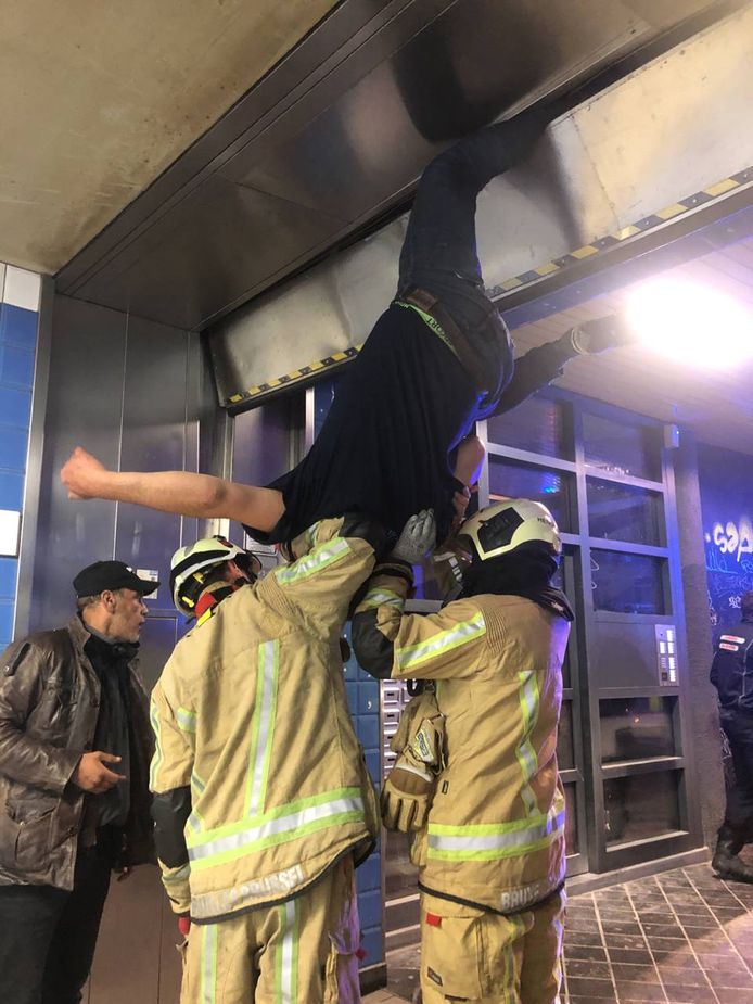 De brandweer moest de man bevrijden uit zijn netelige situatie.
