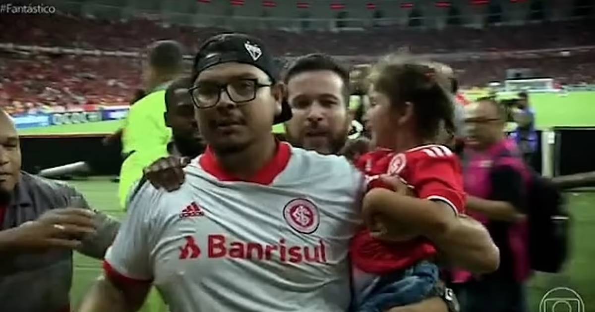 Scène remarquable au Brésil : un homme attaque des joueurs avec une jeune fille au bras |  hors-jeu