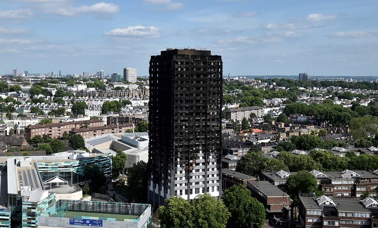 De Grenfell-toren in Londen na de verwoestende brand. Beeld Reuters