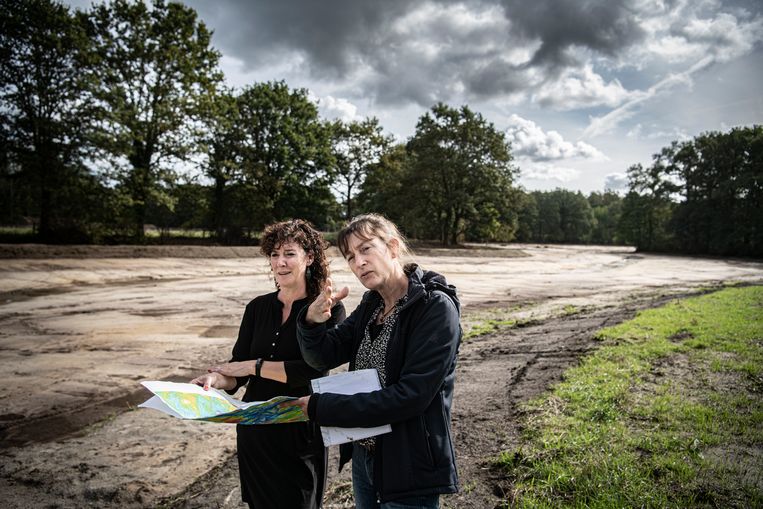 Landschapsarchitect Leonieke Heldens (links) van Arcadis en omgevingsmanager Louisa Remesal van waterschap Rijn en IJssel staan in de nieuw gegraven slenk waarmee Landgoed 't Medler beter water vast kan houden. Beeld Koen Verheijden