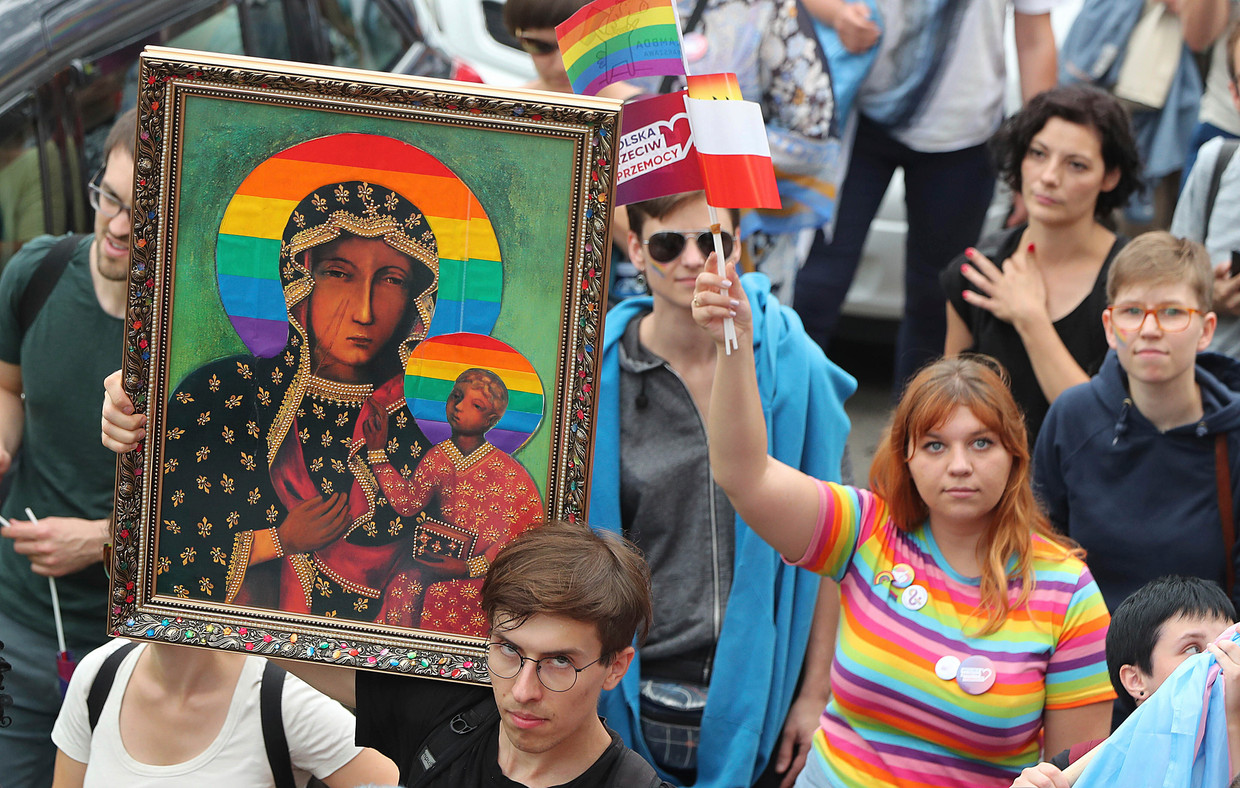 Deelnemers aan de eerste gay pride in het Poolse stadje Plock. 