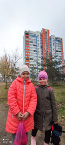 Het opgeknapte flatgebouw, met de kinderen van Olga Pleshko, nicht van Nataliia Nosko.
