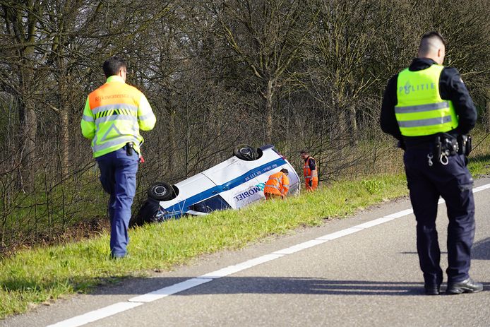 Het busje vloog vrijdagochtend van de afrit op de A27 bij Breda.