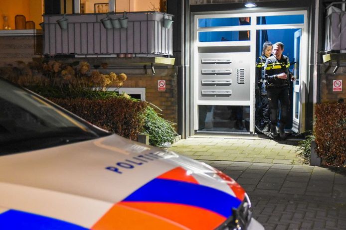Agenten in de deuropening van de flat waarin een man met een mes zou rondlopen in Arnhem.