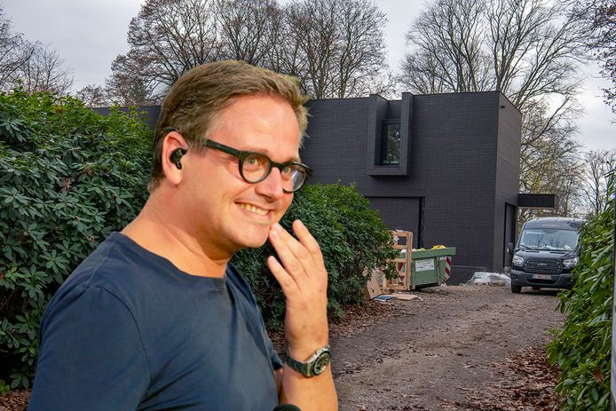 Het huis van Guus wordt gekscherend een crematorium genoemd.