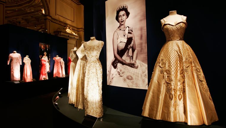 LONDON, ENGLAND - JULY 27:  A Duchesse satin and gold lame embroidered dress (foreground) designed by Sir Norman Hartnell stands on display at an exhibition for the summer opening of the State Rooms of Buckingham Palace on July 27, 2006 in London, England. (Photo by Tim Graham Photo Library via Getty Images) Beeld Tim Graham Photo Library via Get