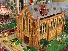 Brandweermannen bouwen afgebrande monumentale kapel Veghel na in Lego