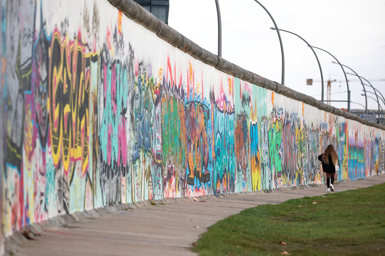 Festival Aus Berlin bouwt Berlijnse muur op (en publiek breekt 'm om ...