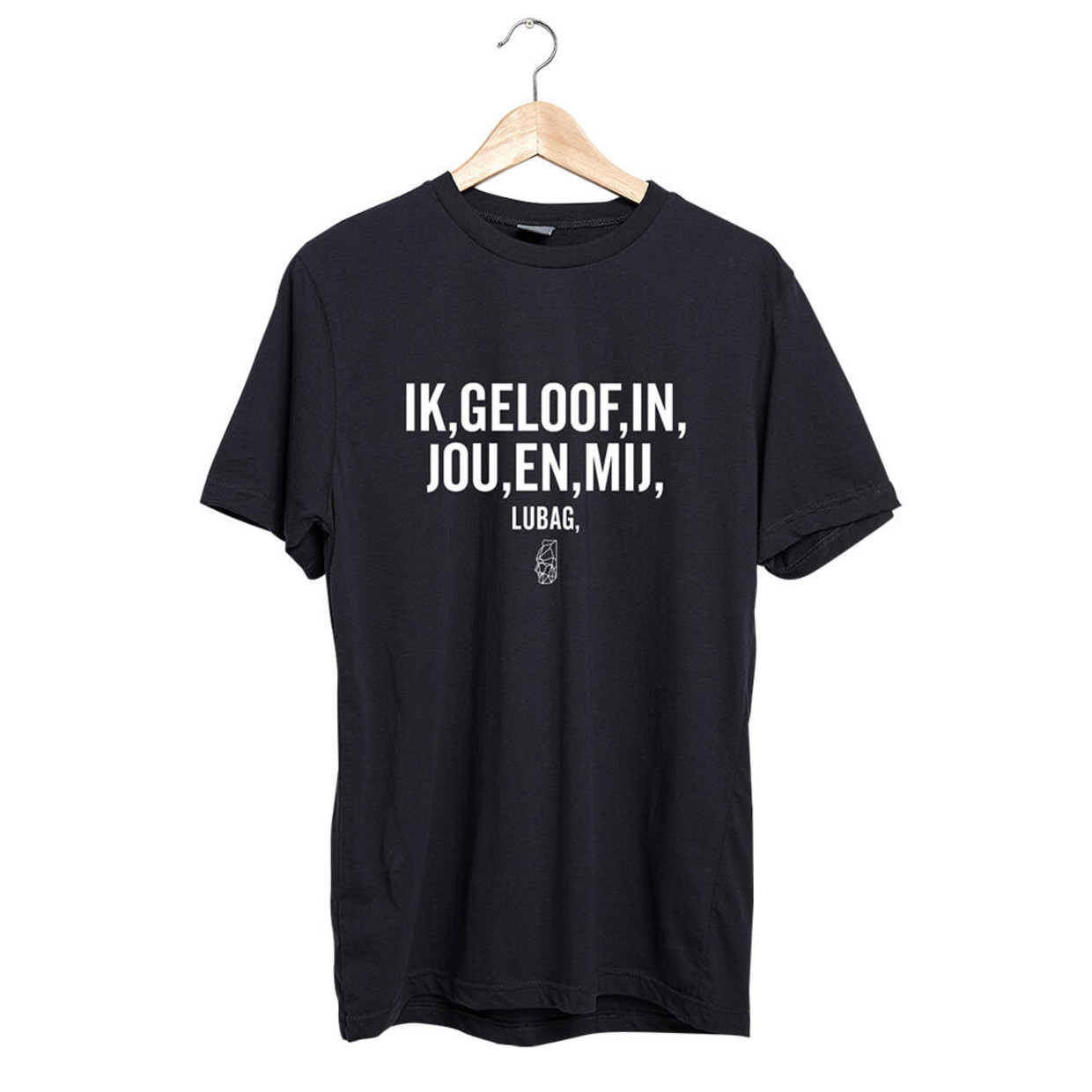 Het eigen T-shirt dat Zondag met Lubach presenteerde met de opdruk ‘ik,geloof,in jou,en,mij’ – met komma’s in plaats van punten zoals bij Rumag – waarvan wél de gehele opbrengst naar het Rode Kruis gaat. Beeld 