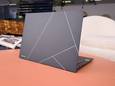 Dankzij het ontwerp van de klep is de ASUS Zenbook S 13 OLED niet volledig een grijze muis.