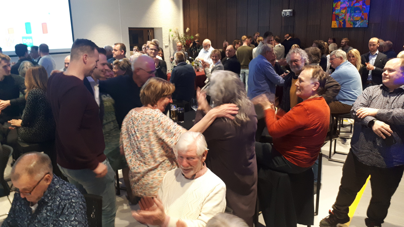 Aan de tafel waar het team van Burgerforum zich heeft verzameld, neemt lijsttrekker Lies ter Haar (midden) de felicitaties in ontvangst.