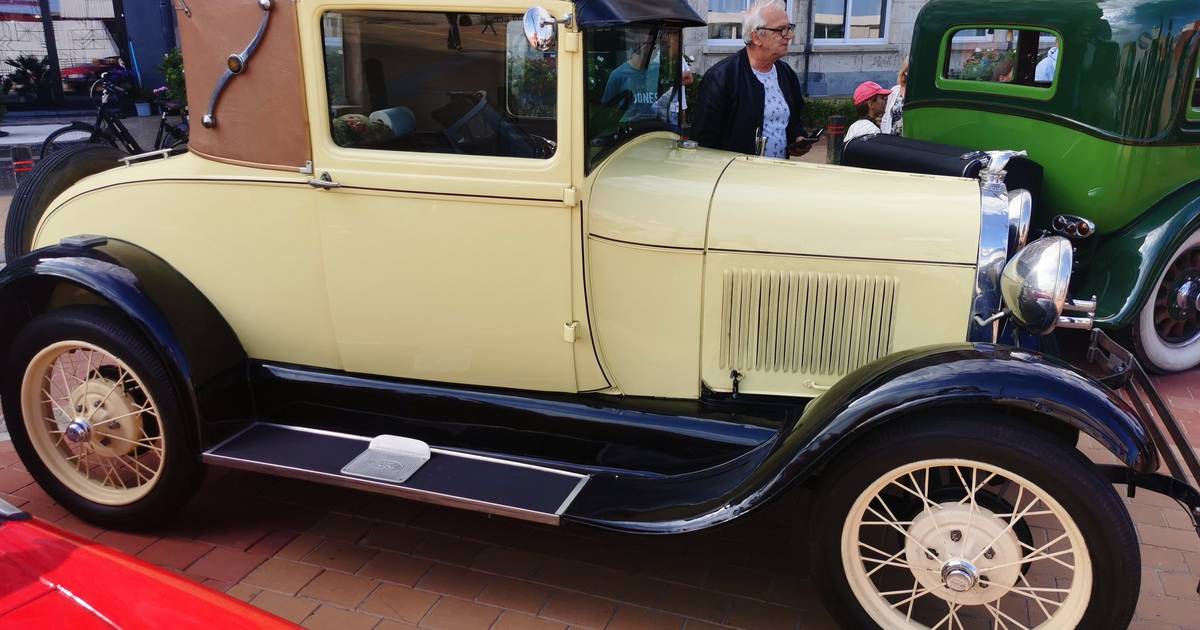 IN BEELD. Oldtimers lokken heel wat kijklustigen tijdens Retro Rally op