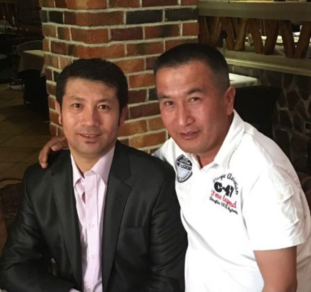 Ghopur Abey met zijn broer Ehtem, die in een strafkamp in Xinjiang zit. 