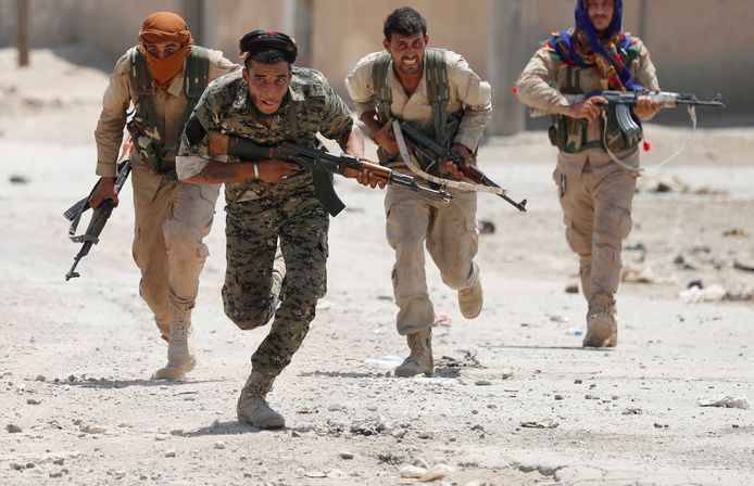 Koerdische YPG-strijders in juli vorig jaar in de straten van Raqqa.