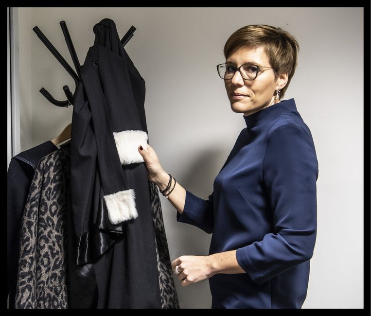 'Bij het parket Halle-Vilvoorde moet het komen van de persoonlijke drive, want we zitten hier in een oude vleugel van het rusthuis: soms moet je tussen emmers in de gang laveren omdat de wc door het plafond lekt.’ Beeld Saskia Vanderstichele