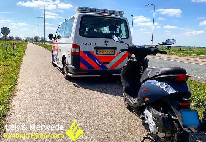 Een stukje rijden over de N216 werd voor deze snorfietser een dure grap.