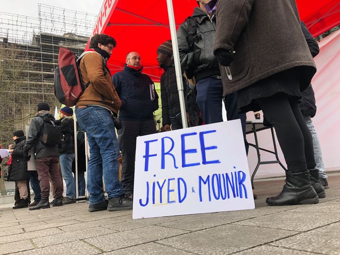 Vakbonden protesteren aan het Brusselse Justitiepaleis voor de vrijlating van Mounir Tahri en Jiyed Cheikhe, archiefbeeld van februari.