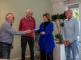 Henk Hagen, Klaas van Harten en Hans Goes (vlnr.) overhandigen het zwartboek aan burgemeester Céline Blom.