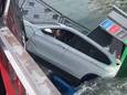 Un automobiliste rate complètement sa manœuvre et termine dans l'eau