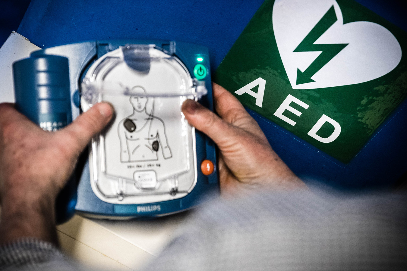 Een automatische externe defibrillator.