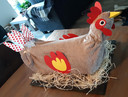 Margriet uit Ede maakte deze kip voor haar Rotterdamse vrouw die 'blij is met de eierautomaten in Ede'.