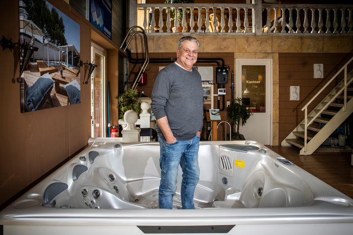 Met zijn bedrijf La Casa TopSun bouwt Bryan Peters luxe binnen- en buitenzwembaden in met name Oost-Nederland. Ook worden whirlpools en sauna’s geplaatst.