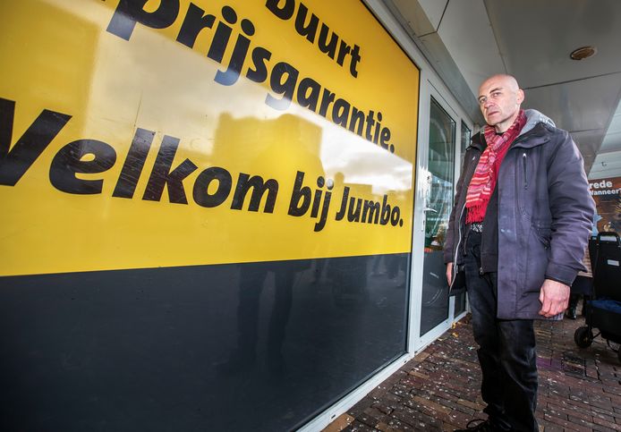 Massimo Carola betaalde met een gevonden biljet van vijf euro bij Jumbo dat vals bleek te zijn en kwam in een kafkaëske situatie terecht.