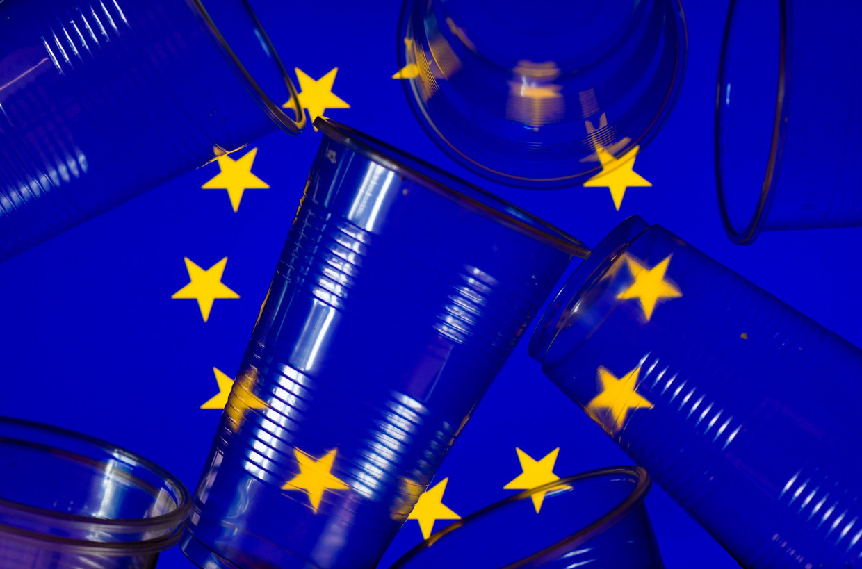 Sinds 1 juli zijn zaken als plastic bestek en bordjes, plastic wattenstaafjes en plastic rietjes verboden in de hele Europese Unie. Beeld EPA