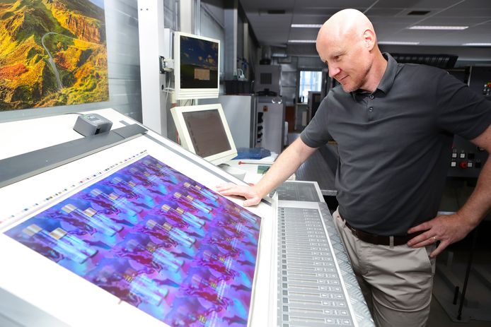 Andree Bergman bij zijn vierkleuren offset pers met LED UV droging.