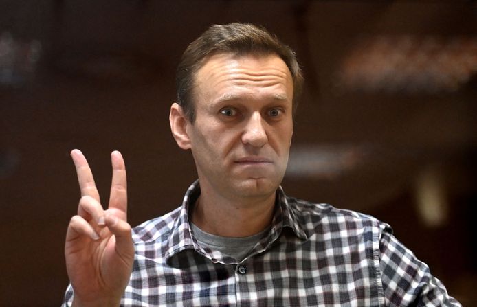 Oppositievoerder Navalny maakt het vrijheidsteken in de rechtszaal in Moskou.